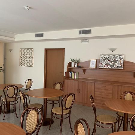 Hotel Tiffany Ρίμινι Εξωτερικό φωτογραφία