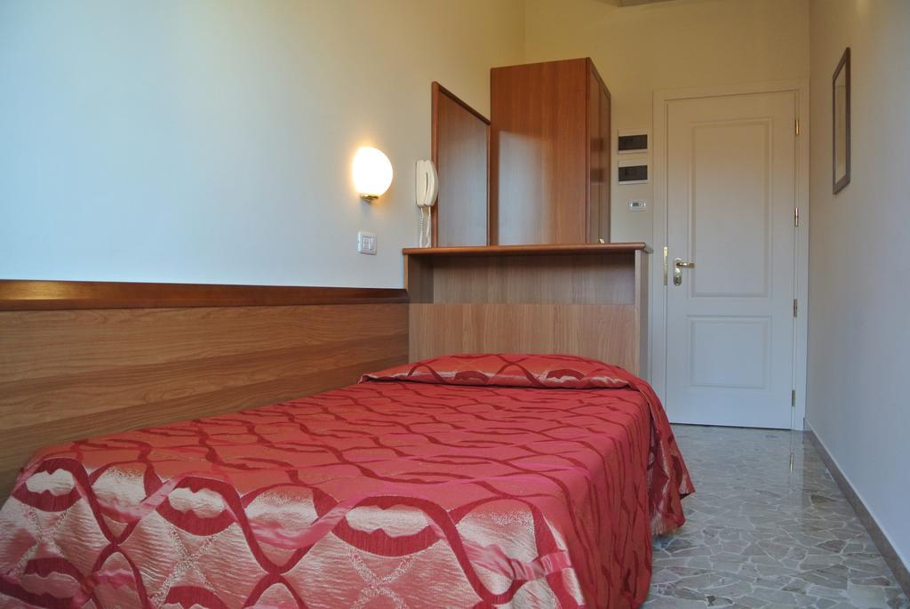 Hotel Tiffany Ρίμινι Δωμάτιο φωτογραφία