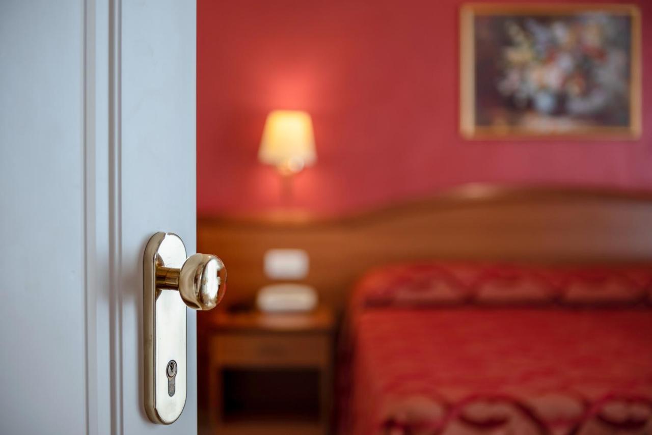 Hotel Tiffany Ρίμινι Εξωτερικό φωτογραφία