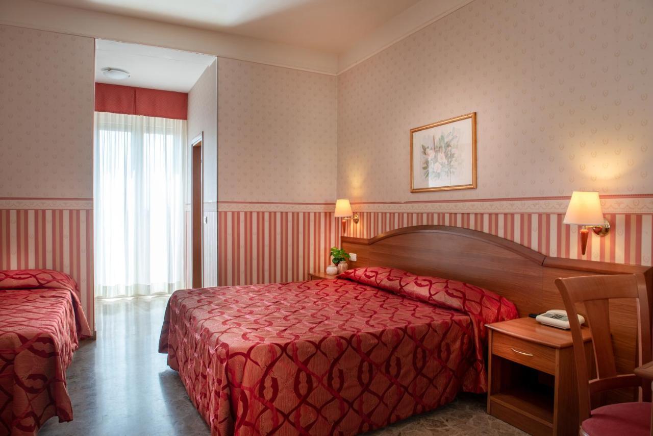 Hotel Tiffany Ρίμινι Εξωτερικό φωτογραφία