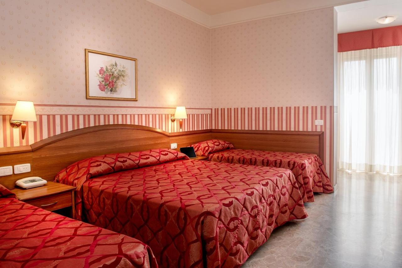 Hotel Tiffany Ρίμινι Εξωτερικό φωτογραφία