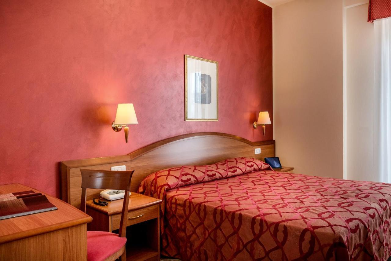 Hotel Tiffany Ρίμινι Εξωτερικό φωτογραφία