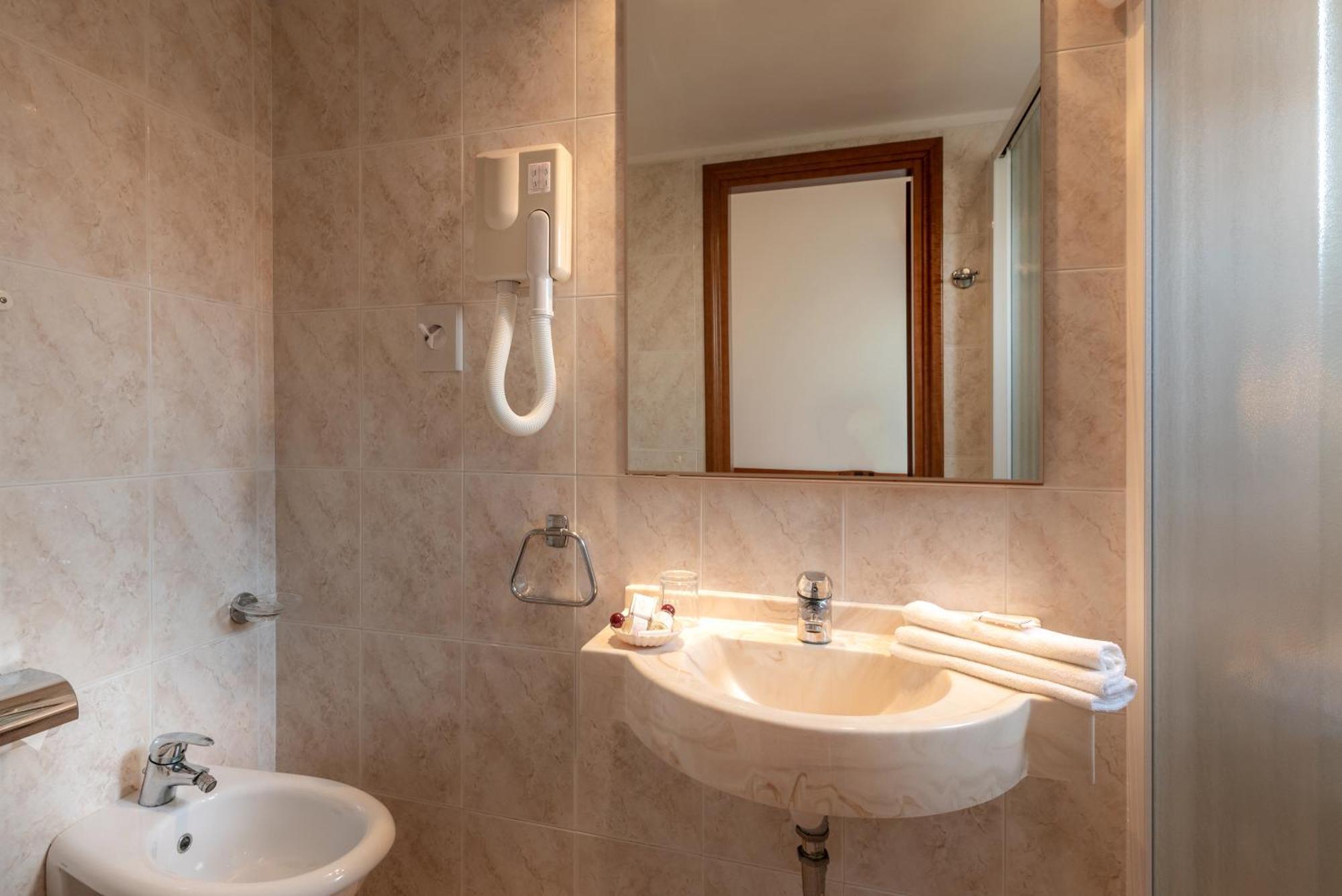 Hotel Tiffany Ρίμινι Εξωτερικό φωτογραφία