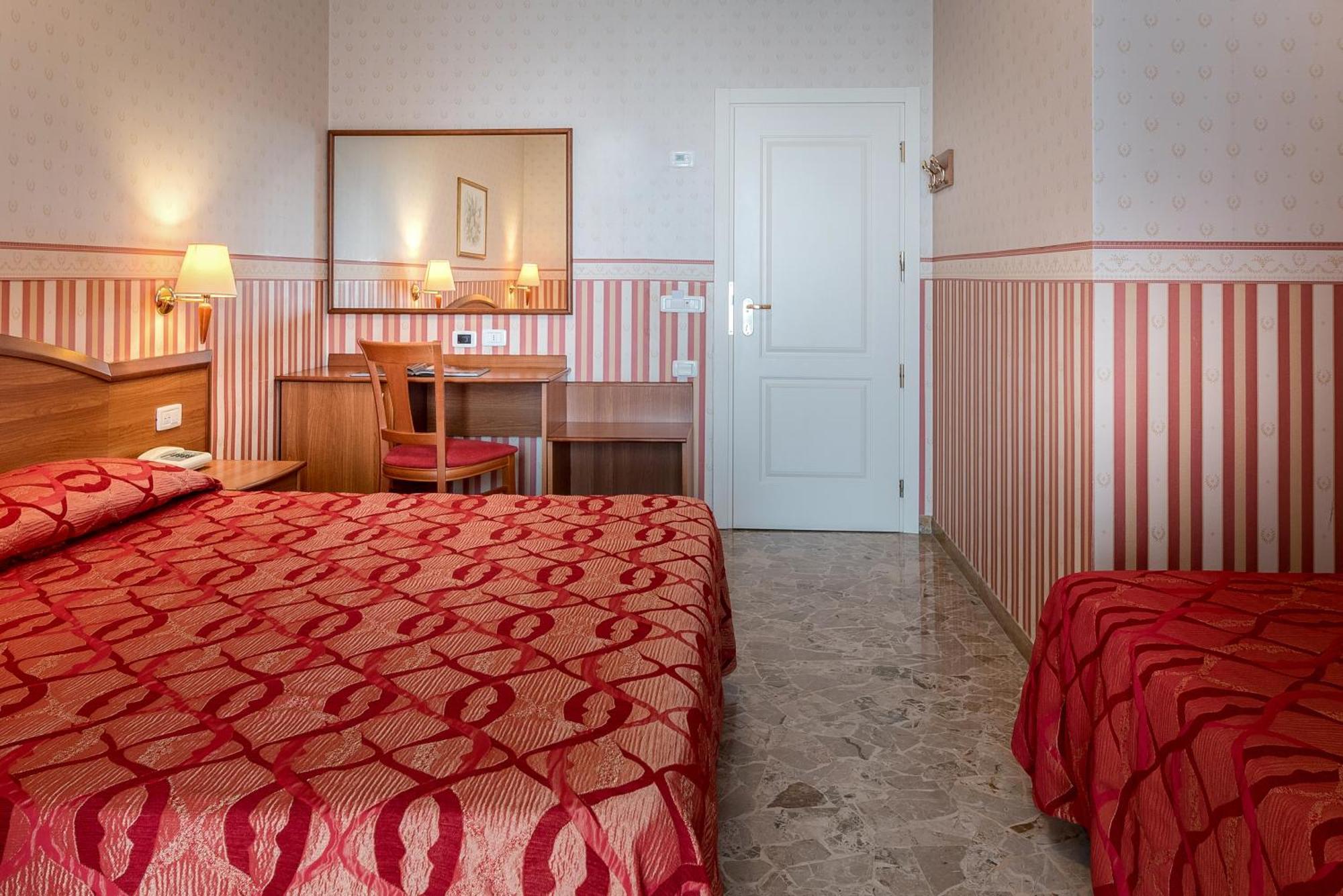 Hotel Tiffany Ρίμινι Εξωτερικό φωτογραφία
