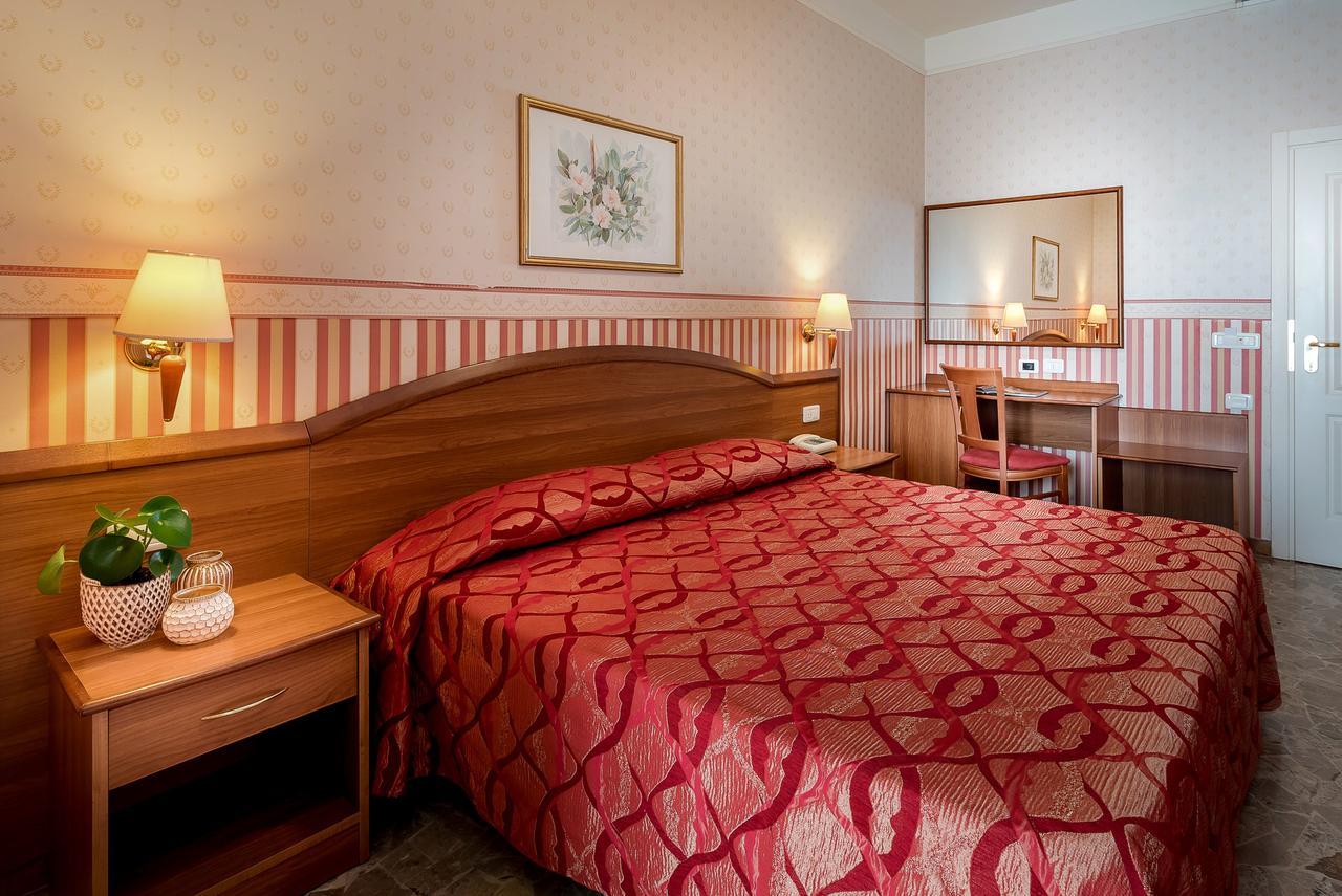 Hotel Tiffany Ρίμινι Εξωτερικό φωτογραφία