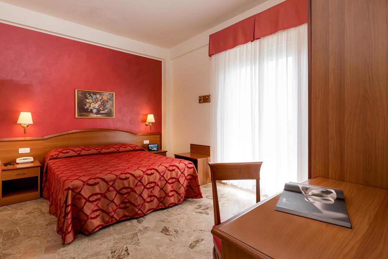Hotel Tiffany Ρίμινι Εξωτερικό φωτογραφία